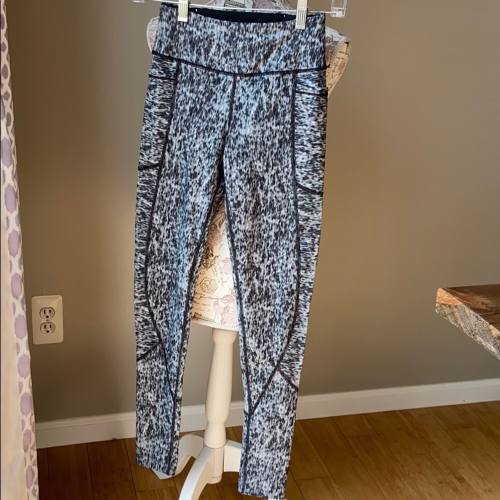 VSX High Rise Total Knockout Marble Tights Pockets